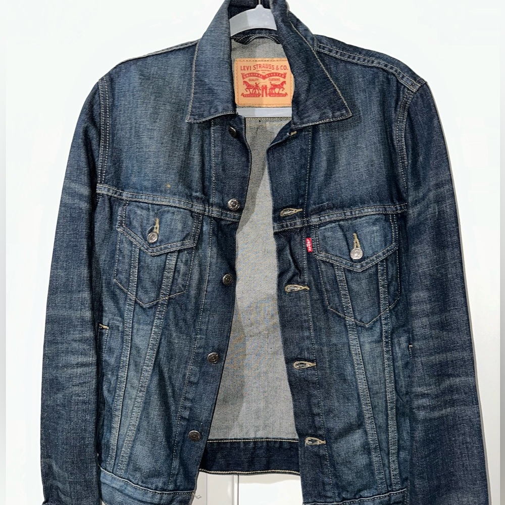 Levis jean jacket. Dark blue. Size Medium.